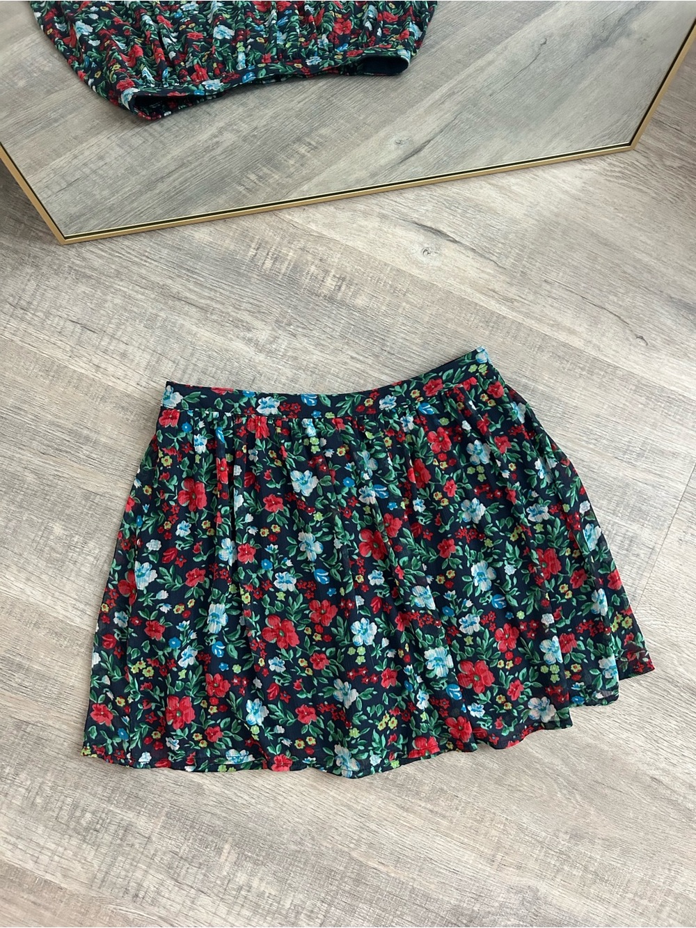 Hollister Floral Mini Skirt Size Medium Navy Blue Red Green Ditsy Chiffon Skater